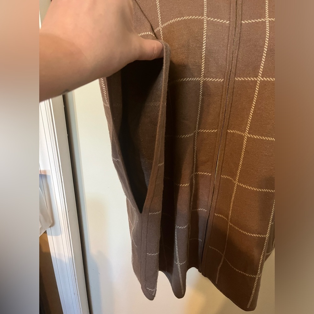 Tahari Zip Up Windowpane Cape Coat. Tan w/ gold hardware, Sz L / XL - Picture 3 of 10